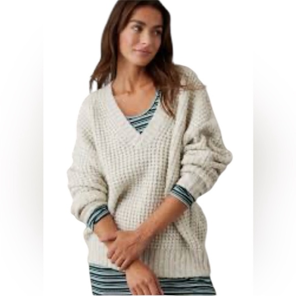 American Eagle Size Medium So Cozy V-Neck Oversized Bohemian Sweater. - Picture 1 of 5